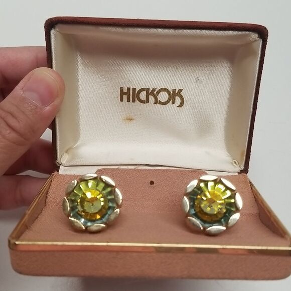{Hickok} 1960s Mens Vintage Retro Gold Tone Floral Green Gemstone Cuff Links - Picture 2 of 13